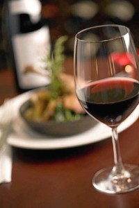 Copa de vino acompañada de tapa.