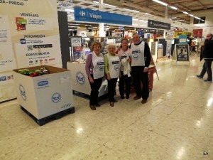 Recogida de alimentos a las puertas de un supermercado por el Banco de Alimentos.