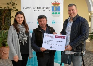 Imagen del ganador recogiendo su premio.