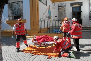 Voluntarios de Cruz Roja realizando su labor.