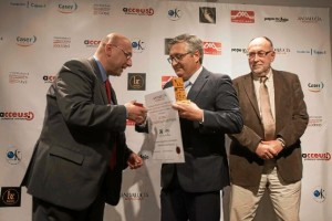 El director de Andalucía Emprende en Córdoba, Juan Manuel Trujillo, recogiendo el premio.