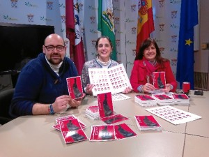La directora de la oficina postal la tercera Teniente de Alcalde y Concejal de Turismo y Cultura, Lola Cristina Matas, y el Concejal de Festejos, Carlos Valentín Bernal.