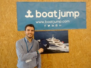 Alfonso Pastrana junto al logo de su empresa.