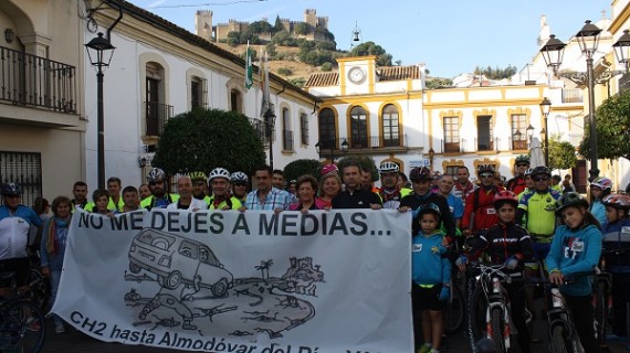 Un total de 250 ciclistas participan en el XXIX Día de la Bicicleta para exigir el arreglo de la CHG hasta Almodóvar del Río