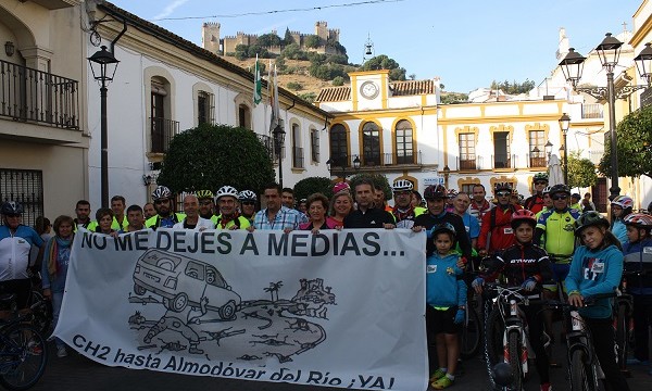Un total de 250 ciclistas participan en el XXIX Día de la Bicicleta para exigir el arreglo de la CHG hasta Almodóvar del Río