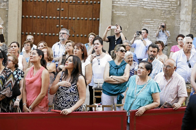 Ganemos denuncia que los palcos “privatizan” la Semana Santa y “amenazan” la Mezquita