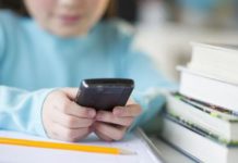 Francia prohíbe los teléfonos móviles en los colegios a menores de 16 años