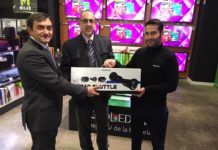 Milar Chinales hace entrega de un patinete eléctrico al ganador del sorteo I Edición Mejores Noticias del Año 2017