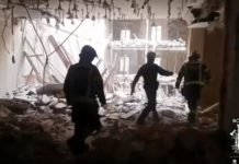 Cerca de 50 bomberos continúan con las labores de búsqueda de los dos obreros desaparecidos tras casi 14 horas