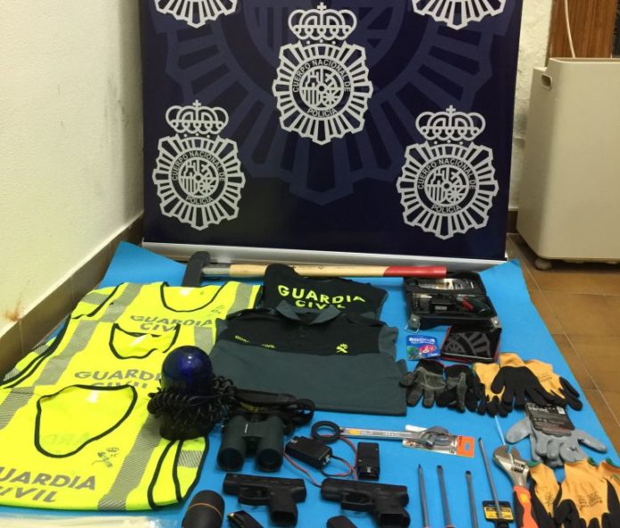 Desarticulada una red que se hacía pasar por guardias civiles para robar droga a narcotraficantes Desarticulada una red que se hacía pasar por guardias civiles para robar droga a narcotraficantes