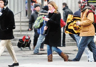 Nueva York avanza legislativamente en multar a quien escriba mensajes de texto en la calle Nueva York avanza legislativamente en multar a quien escriba mensajes de texto en la calle