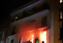 Rescatan a una mujer y dos perros atrapados en un balcón por las llamas de un incendio en una vivienda