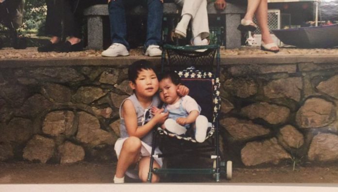 Consigue encontrar a la chica que la cuidó en el orfanato