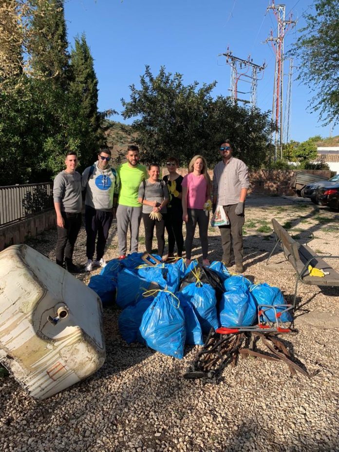 Jóvenes Cs realiza una limpieza de los meandros del Guadalquivir a su paso por Montoro