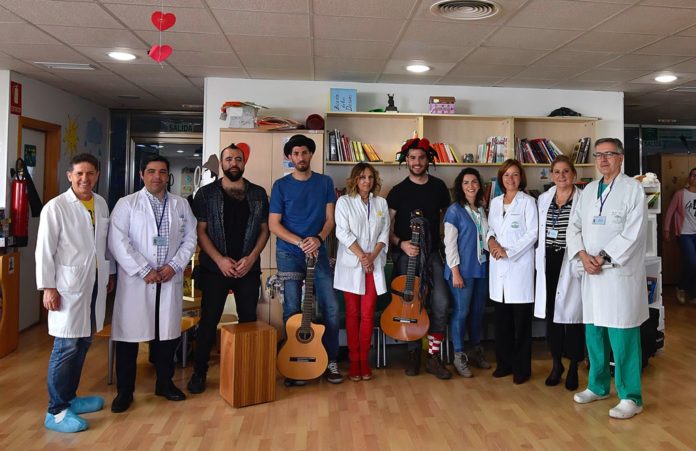 Los niños hospitalizados en Reina Sofía viven momentos especiales gracias a la generosidad de 16 músicos cordobeses