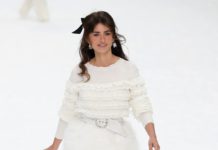 Penélope Cruz desfila en la pasarela de Chanel en homenaje a Karl Lagerfeld