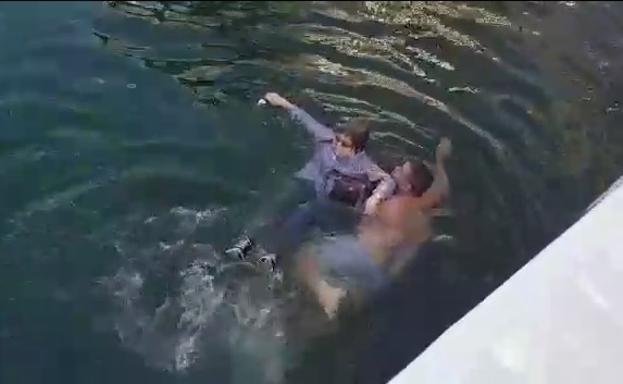 Un hombre en libertad bajo fianza salva a una mujer que se cayó al agua en Puerto Banús