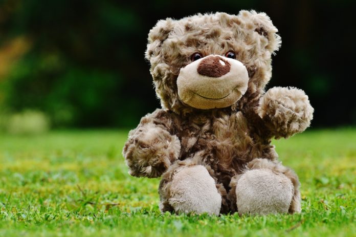 La Policía ayuda a un niño con autismo a encontrar a su oso de peluche