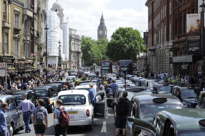 Londres comienza a cobrar 14'5 euros por circular en coche por el centro