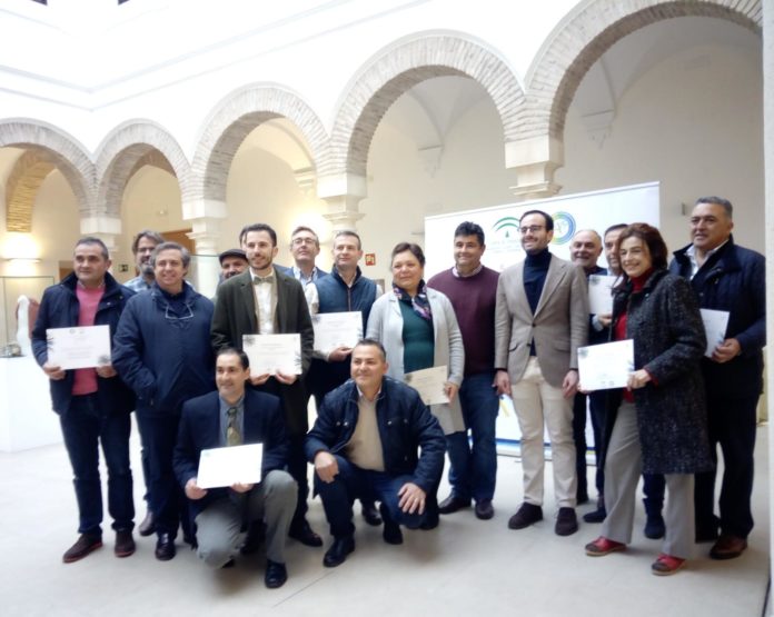 Reconocimiento al esfuerzo de los artesanos participantes en la muestra del Palacio de Congresos