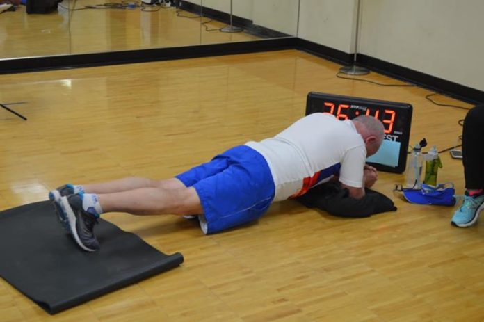 Un hombre de 71 años bate el Récord Guiness de plancha abdominal