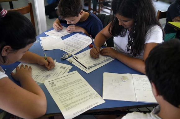 Un niño de 13 años crea una escuela en su casa para ayudar a otros niños con sus deberes