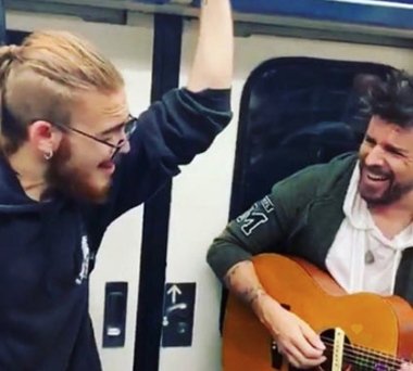 Pablo López actúa por sorpresa en el metro de Madrid