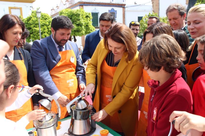 Crespo aplaude la iniciativa del Ayuntamiento de Lora del Río en apoyo al sector citrícola