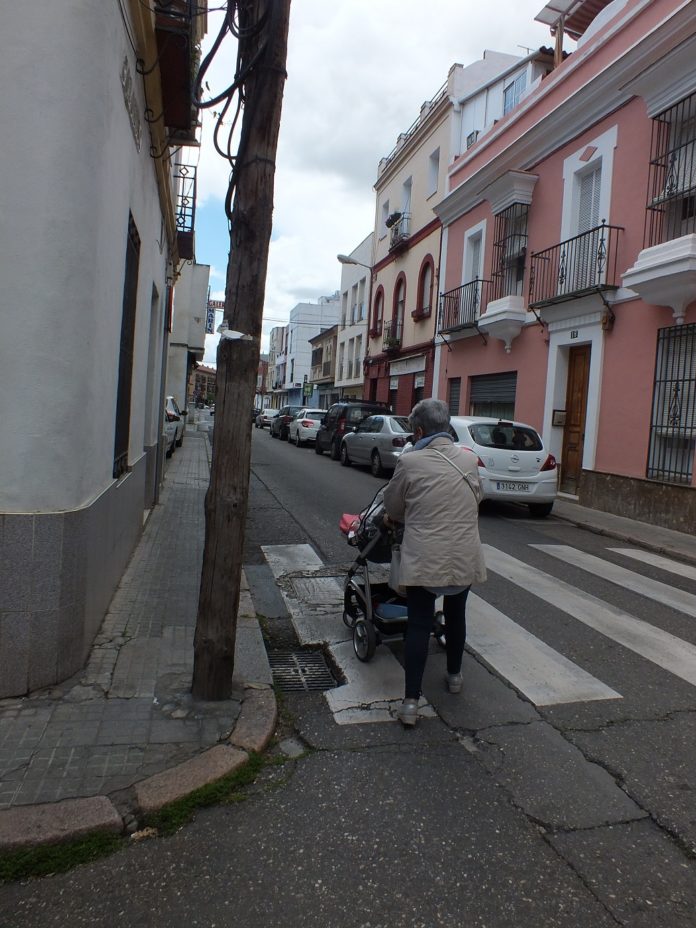 Los vecinos de la Huerta de la Reina denuncian el retraso en la remodelación integral del barrio