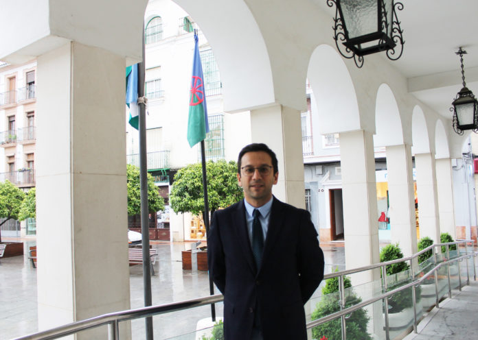 El izado de la bandera romaní ante Lucena inicia la conmemoración del Día del Pueblo Gitano