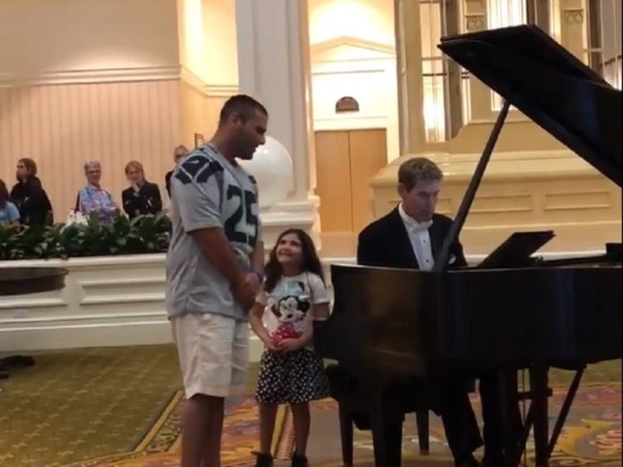 Un padre canta el 'Ave María' a su hija en Disney World