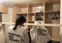 Cientos de jóvenes voluntarios pintan las casas de personas sin recursos