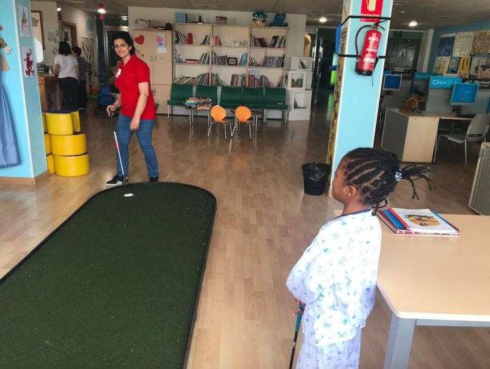 Los pequeños hospitalizados en Reina Sofía ven animada su estancia esta Semana Santa gracias a los voluntarios