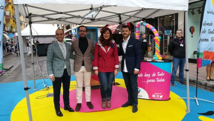 El delegado de Empleo participa en la inauguración de la III edición de la Shopping Hill del CCA La Viñuela