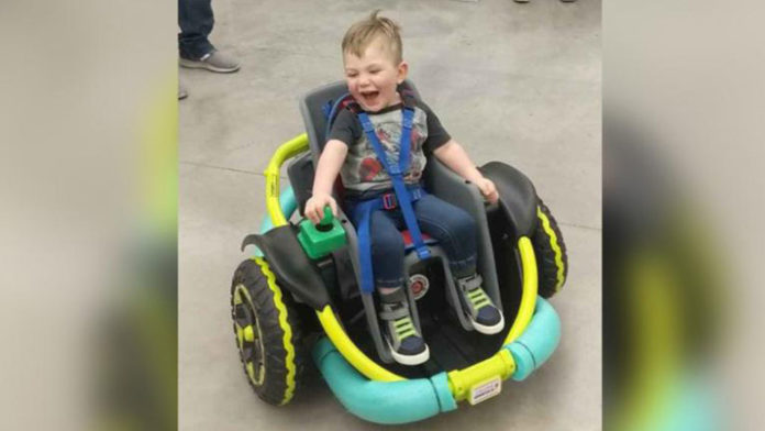 Alumnos de un instituto fabrican una silla de ruedas eléctrica para un niño