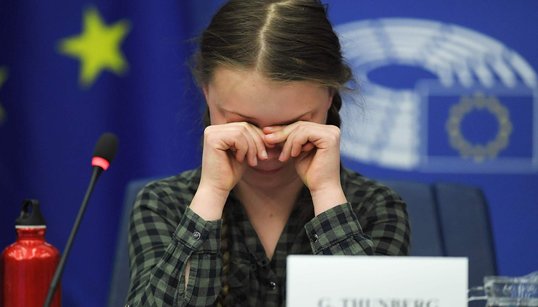 La joven activista Greta Thunberg rompe a llorar tras lanzar un importante discurso en el Parlamento Europeo