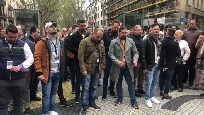 Una comparsa de Cádiz canta en Las Ramblas un pasodoble en homenaje a Xavi, asesinado en los atentados de Barcelona