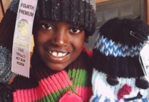 El niño que quiere ayudar a los más desfavorecidos con sus creaciones de ganchillo