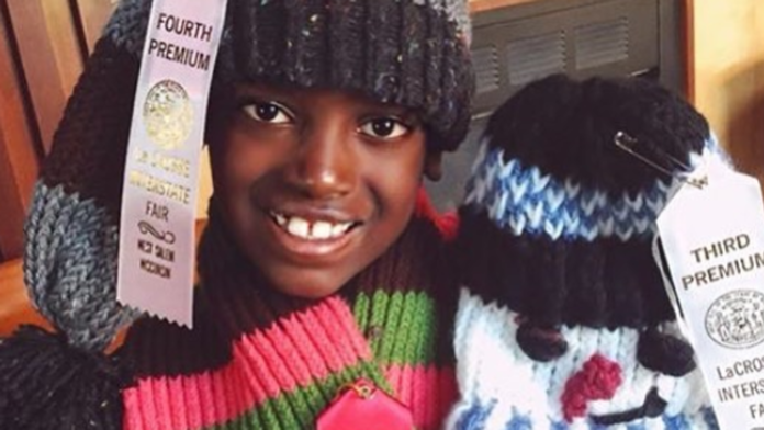 El niño que quiere ayudar a los más desfavorecidos con sus creaciones de ganchillo