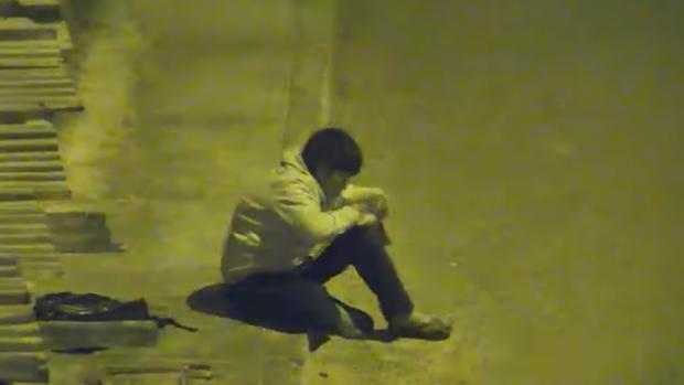 La historia de un niño que hace los deberes en la calle porque su familia no puede pagar la luz