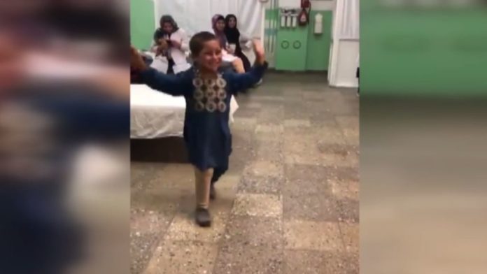La felicidad de un niño tras recibir una pierna ortopédica en Afganistán La felicidad de un niño tras recibir una pierna ortopédica en Afganistán