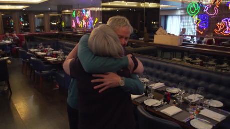 Un hombre conoce al donante de células madre que le salvó la vida