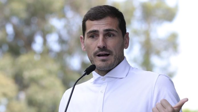 Iker Casillas abandona el hospital visiblemente emocionado
