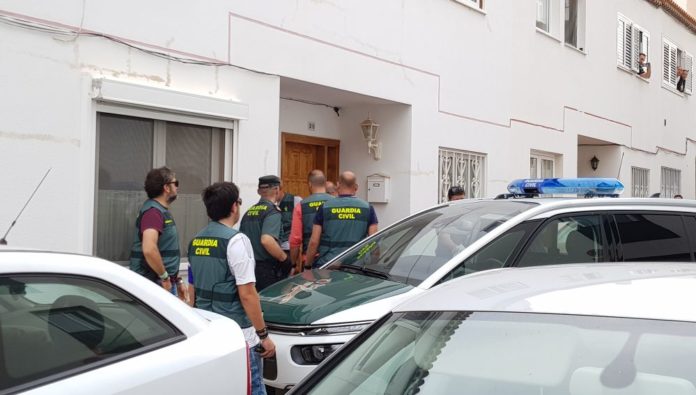 El niño que sobrevivió al crimen de Adeje regresa a Alemania acompañado de un sacerdote autorizado por la familia