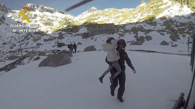 Rescatan en Gredos a cinco menores y tres adultos afectados por la 'ceguera de las nieves'