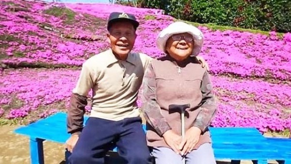 Un hombre planta miles de flores para que las huela su esposa ciega