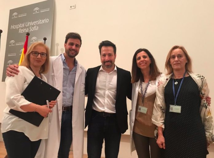 El Hospital Reina Sofía despide a los residentes que finalizan su formación con una actuación del pianista Alberto De Paz