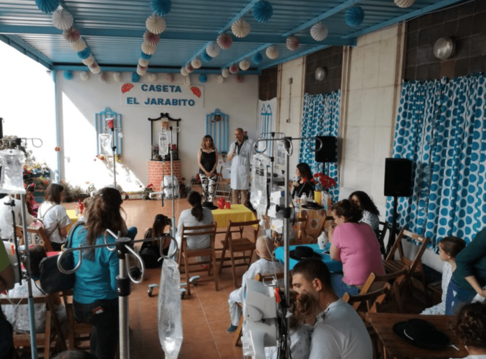 El Hospital Reina Sofía inaugura la caseta 'El Jarabito' para que los niños y niñas ingresados puedan disfrutar también de la Feria