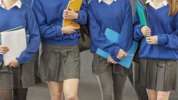 Un grupo de alumnos piden que las chicas puedan llevar también pantalón con el uniforme