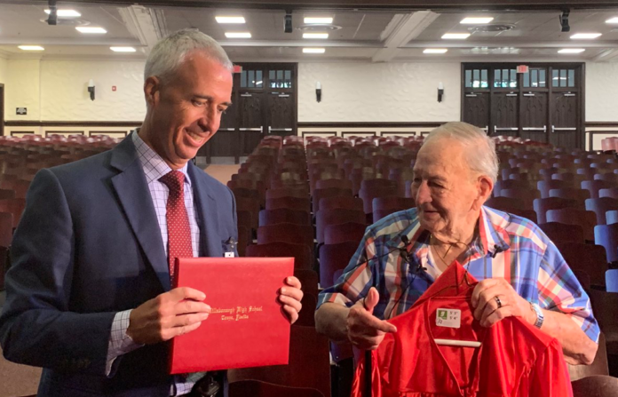 Dos veteranos de guerra de 95 y 85 años logran su sueño de graduarse en la universidad